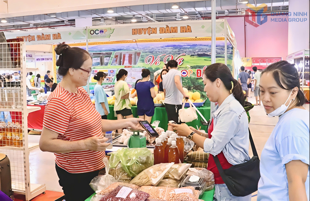 La transformation numérique s'intègre de plus en plus à la vie socio-économique. (Sur la photo : des personnes effectuent des paiements en ligne sans espèces à la foire OCOP de Quang Ninh)