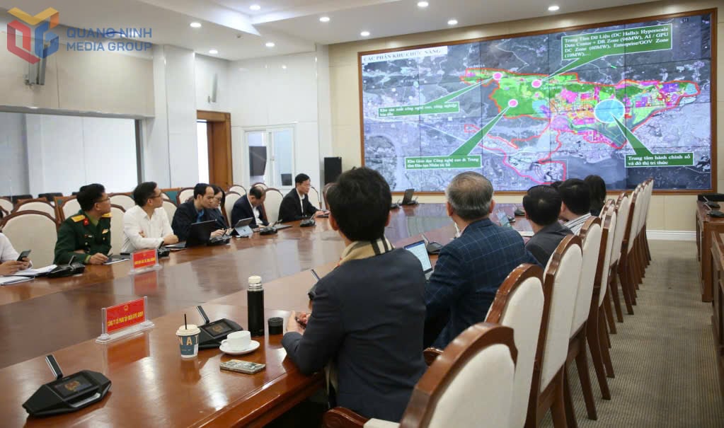 Les membres du Conseil consultatif provincial pour la science et la technologie, l'innovation et la transformation numérique ont entendu un rapport et ont donné leur avis sur le projet pilote de la zone économique numérique et de libre connaissance de Quang Ninh.