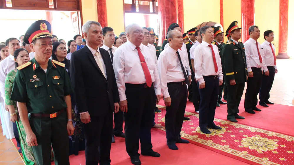 Trưởng Ban Tuyên giáo và Dân vận Thành ủy TPHCM dâng hương tại Nghĩa ...