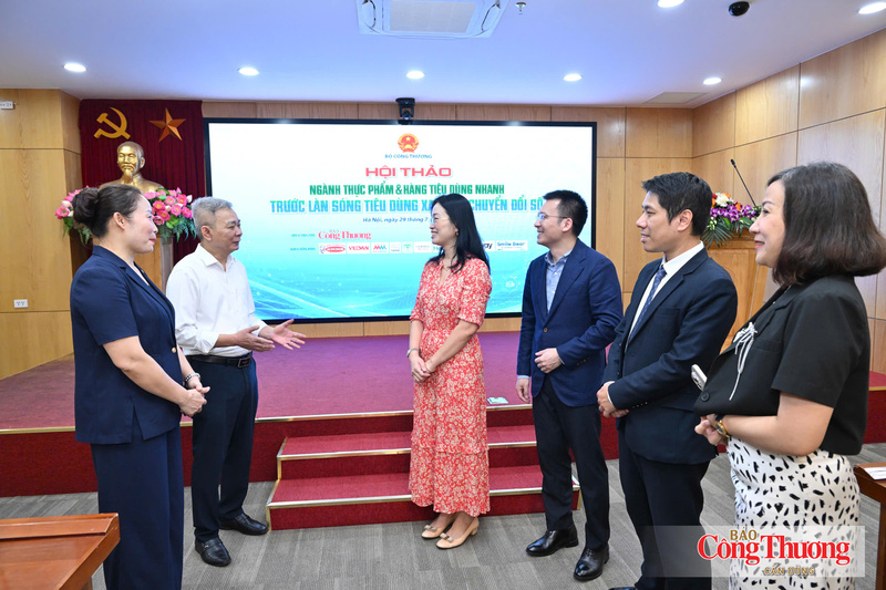 Phó Tổng Biên tập Báo Công Thương Nguyễn Tiến Cường trao đổi với đại diện doanh nghiệp tham gia hội thảo.