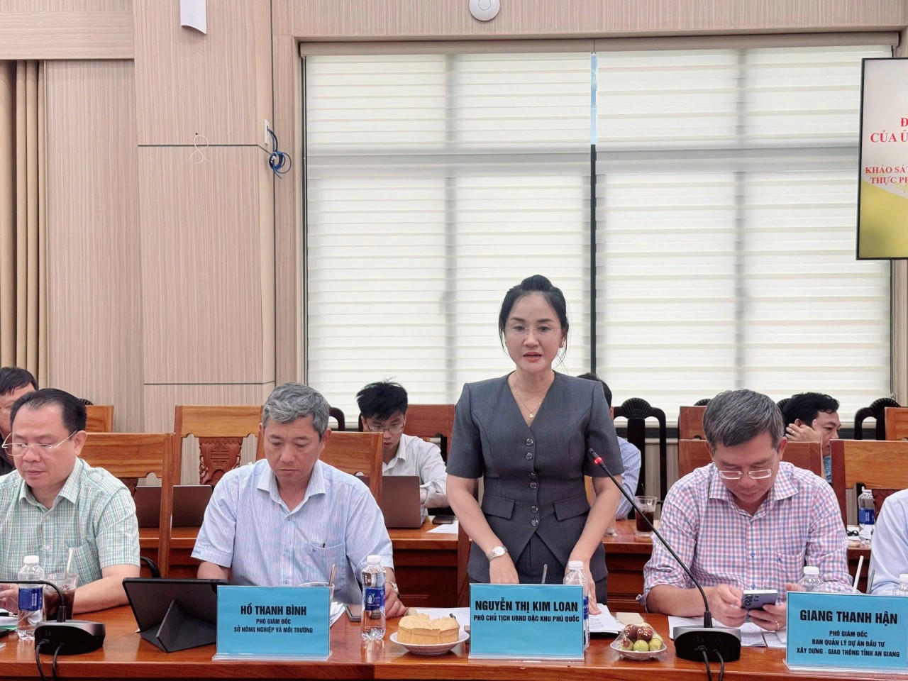 Mme Nguyen Thi Kim Loan, vice-présidente du Comité populaire de la zone économique spéciale de Phu Quoc, prend la parole lors de la séance de travail. Photo : Hoang Dung