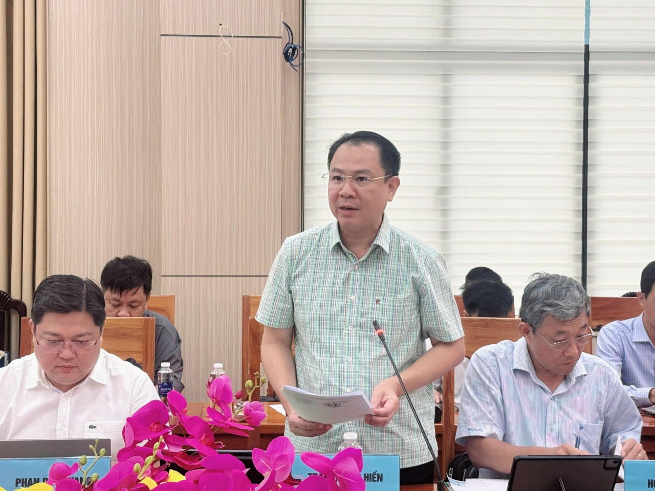 M. Tran Quang Hien, directeur du département provincial de la santé d'An Giang, fait le point sur la situation en matière de sécurité et d'hygiène alimentaires. Photo : Hoang Dung