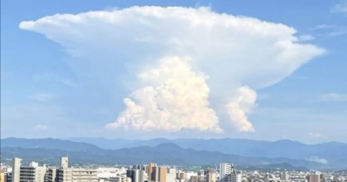 日本の地震後、奇妙な「巨大キノコ雲」が出現。