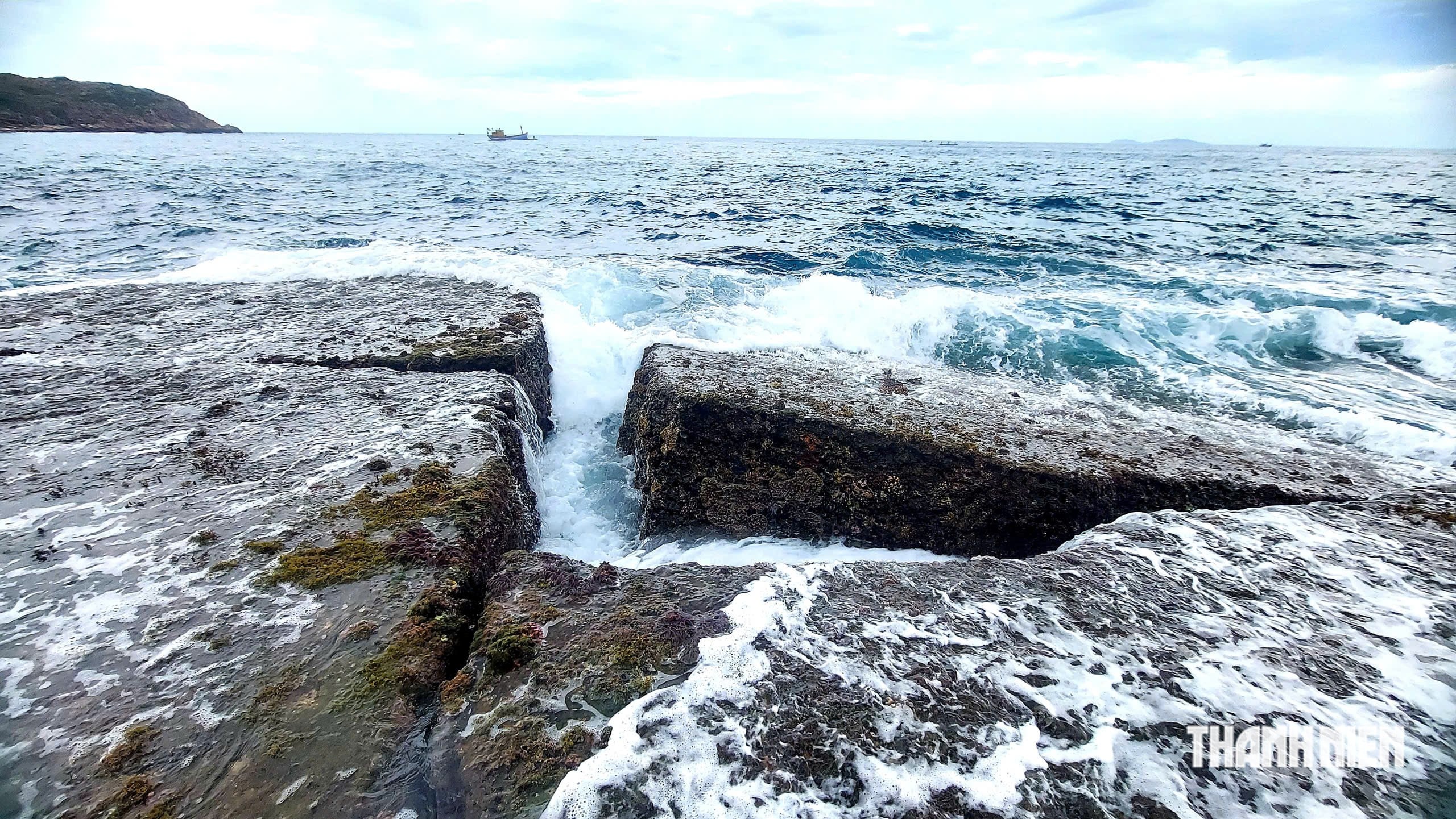 The mystery of the 'wall' under the sea in Quy Nhon: Ancient relic or a masterpiece of nature? - Photo 5.