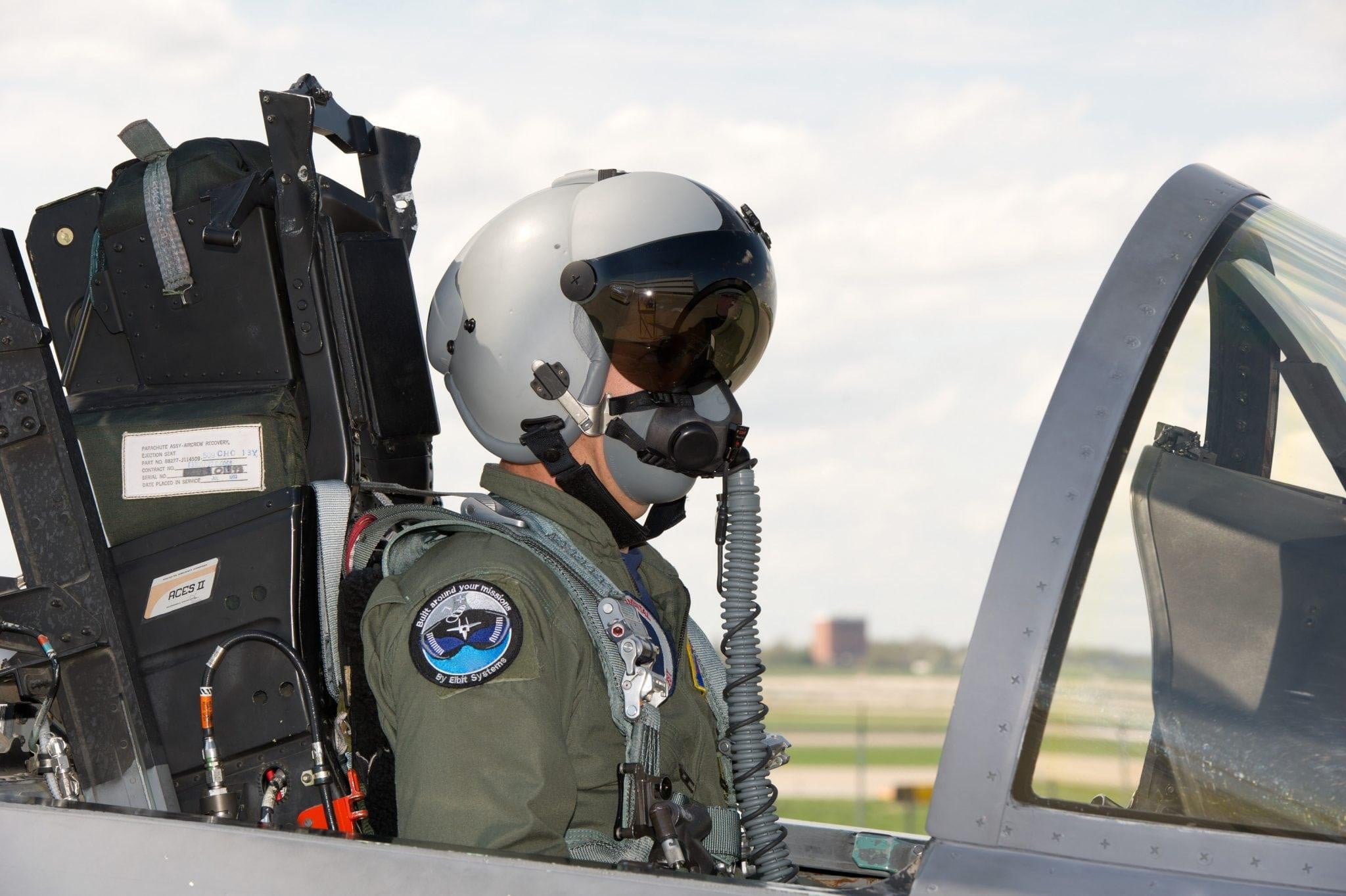 米軍実物 JHMCS航空ヘルメット用バイザー空軍海軍海兵隊 パイロットヘルメット 米国は、戦闘機用の24万ドルのJHMCSヘッドマウント式照準システムの