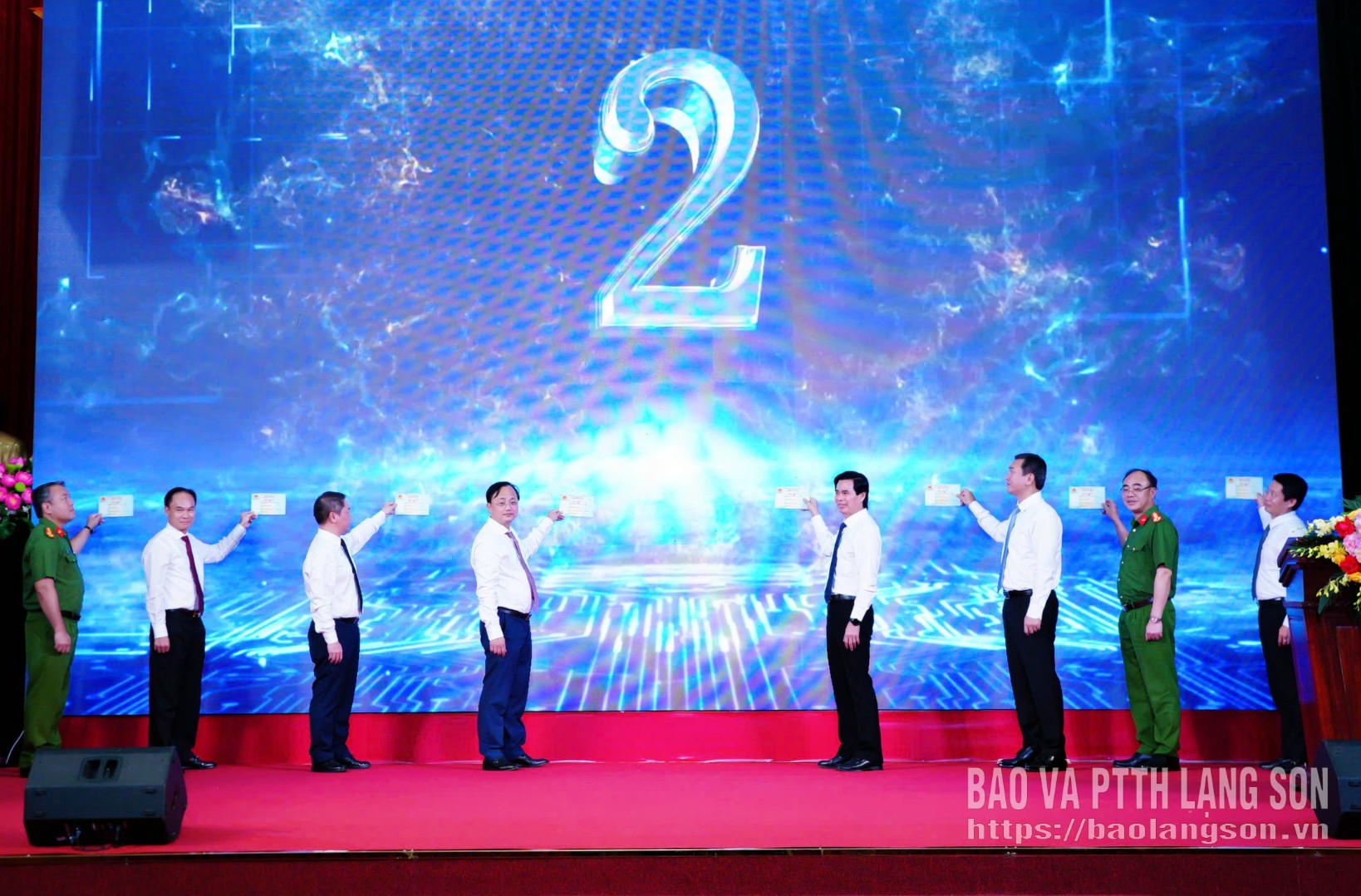 Các đại biểu nhấn nút khai trương