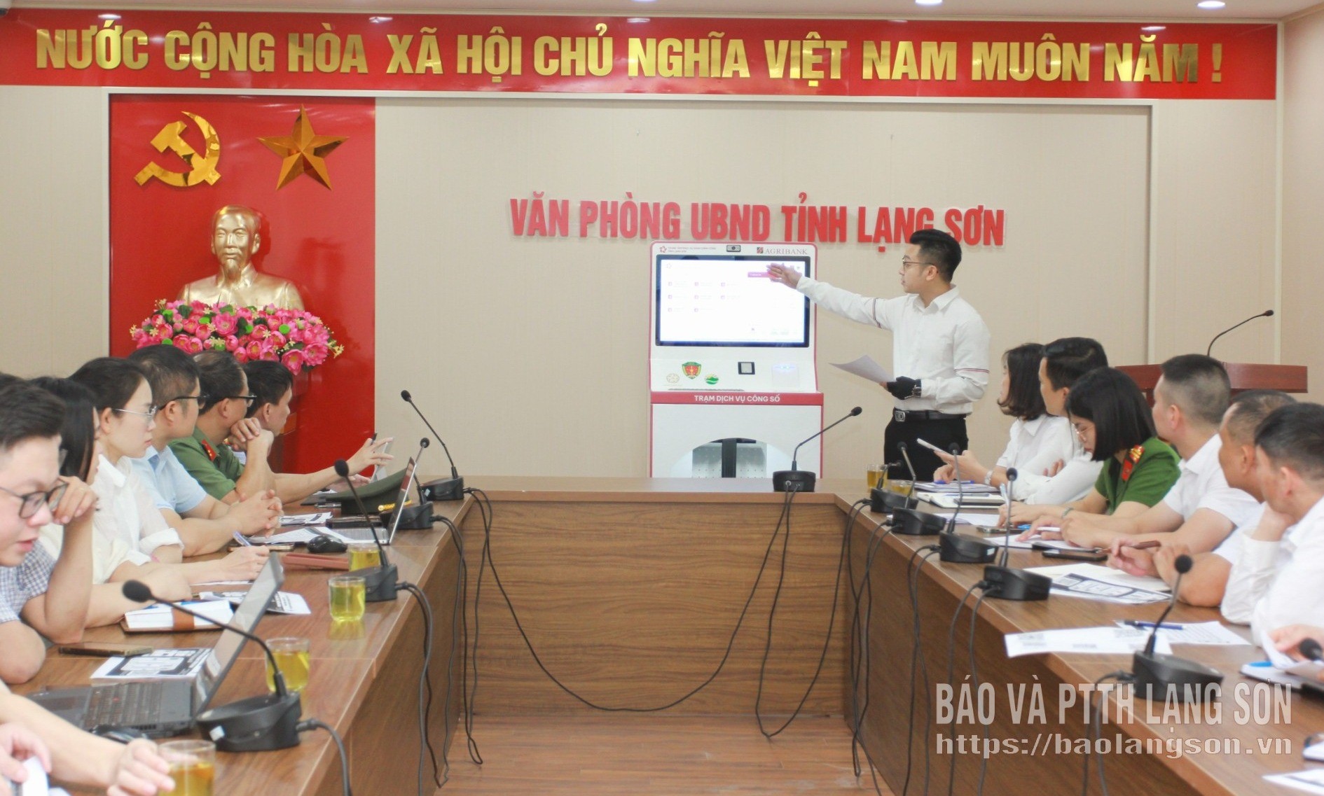 Cán bộ, công chức Trung tâm phục vụ hành chính công các xã, phường thí điểm mô hình tham gia tập huấn sử dụng