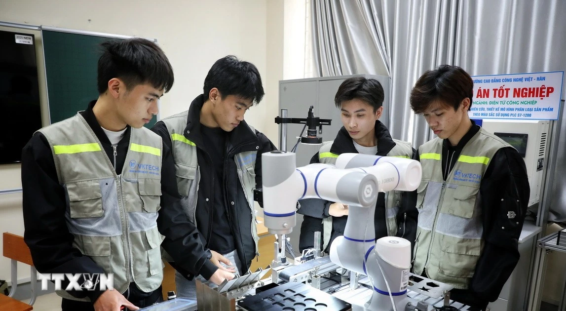 글로벌 인텔리전스를 연결하고 베트남 인공지능 인력을 양성합니다.