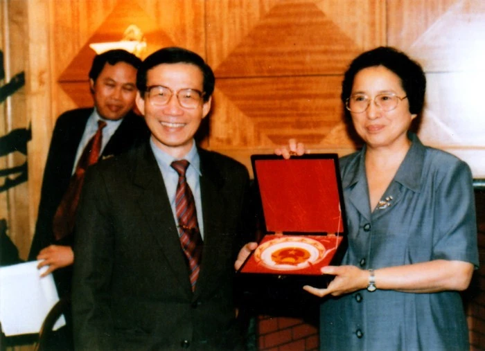 Professor Vu Dinh Cu – The man who disassembled American magnetic bombs.