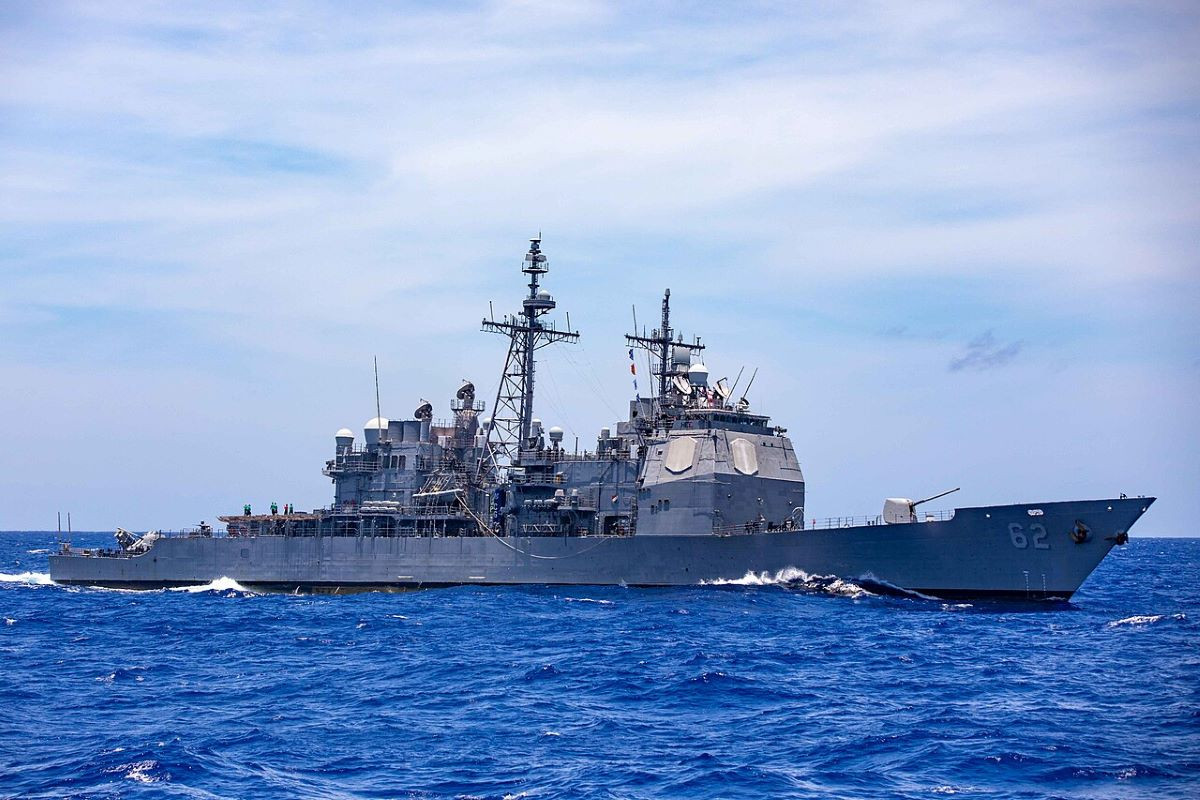 巡洋艦USSロバート・スモールズ（CG-62）には、米空母打撃群全体を護衛