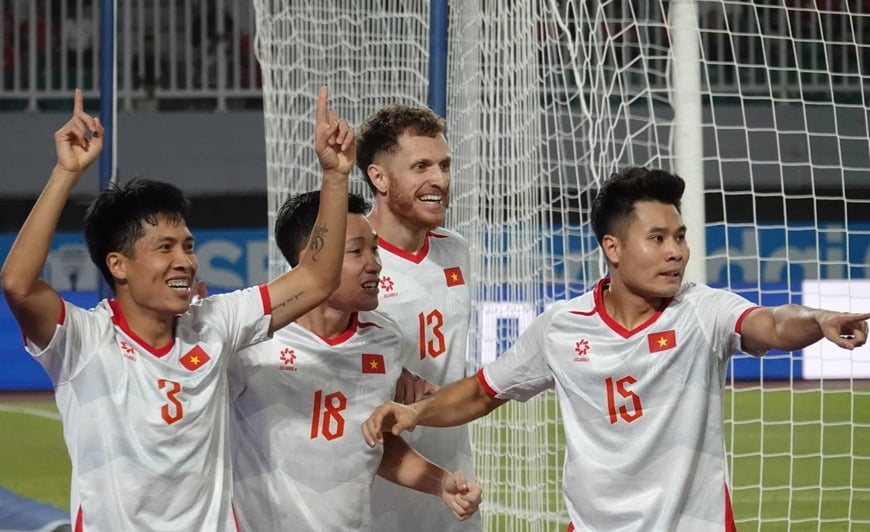 Para pemain Vietnam merayakan gol melawan Indonesia. Foto: VTV Times