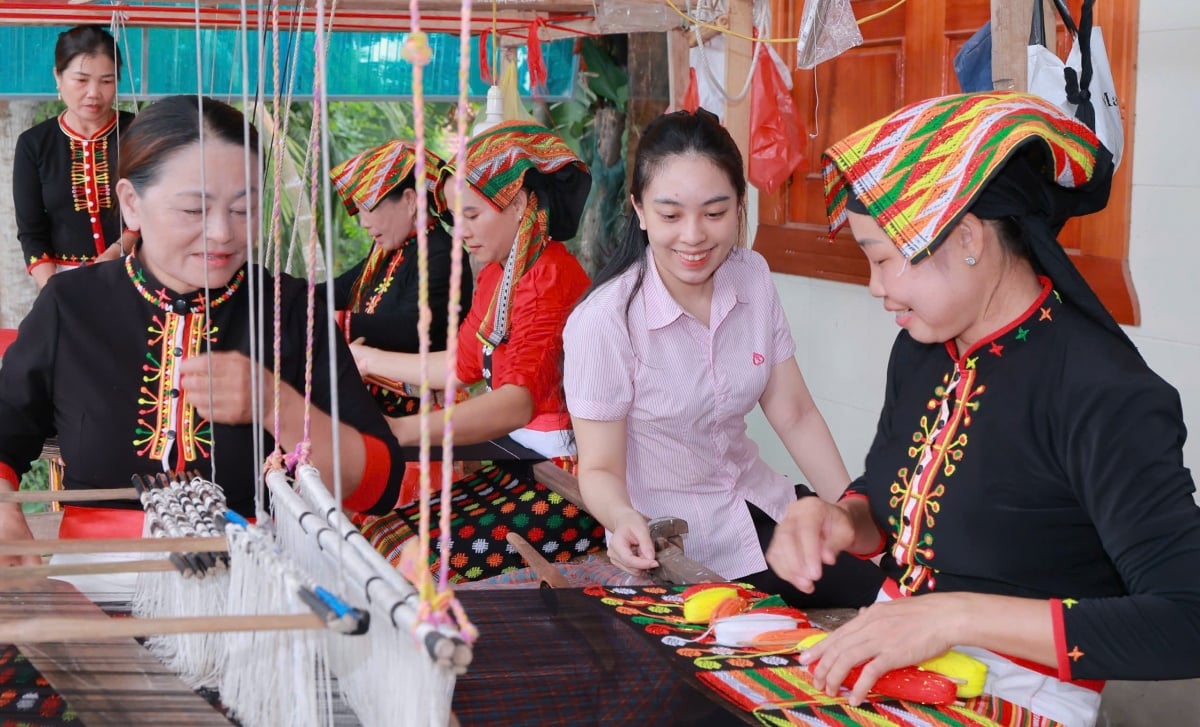 The brocade weaving facility of Ms. Lang Thi Trong's family in Trung Thinh hamlet, Nghia Dan commune, has received support from preferential credit.