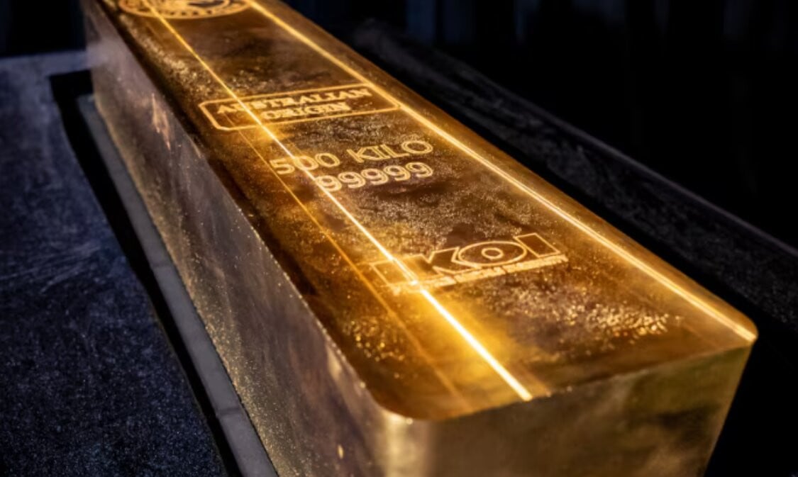 世界記録を樹立した、重さ520kgを超える「9999」の金塊のクローズ