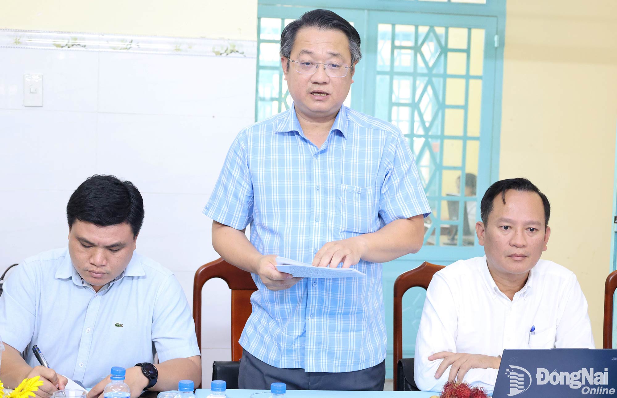 Members of the delegation express their opinions at the working session. Photo: Ho Thao