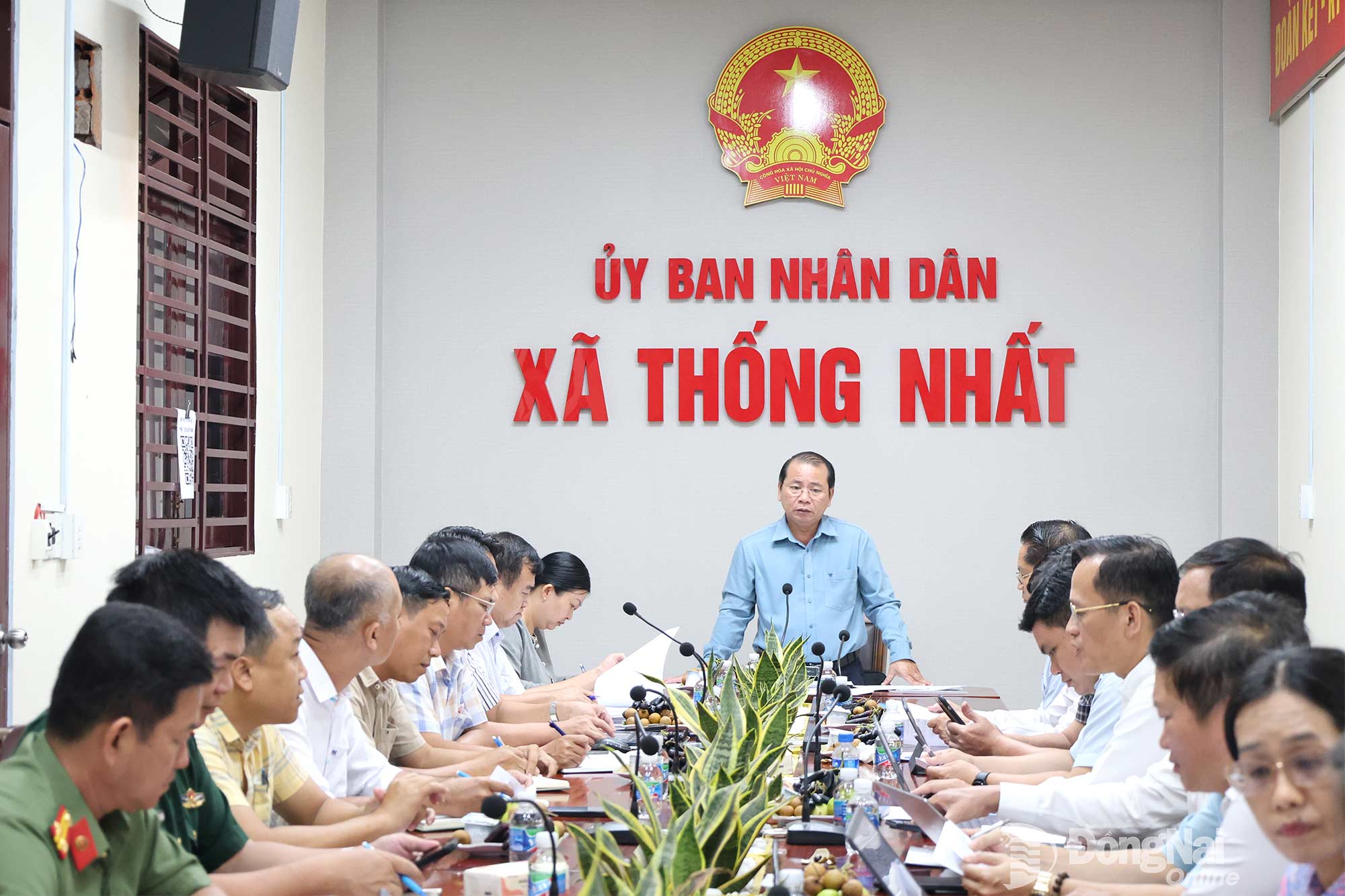 Huynh Viet Cuong, Head of the Economic and Budget Committee of the City People's Council, speaks at the working session with the People's Committee of Thong Nhat commune. Photo: Ho Thao