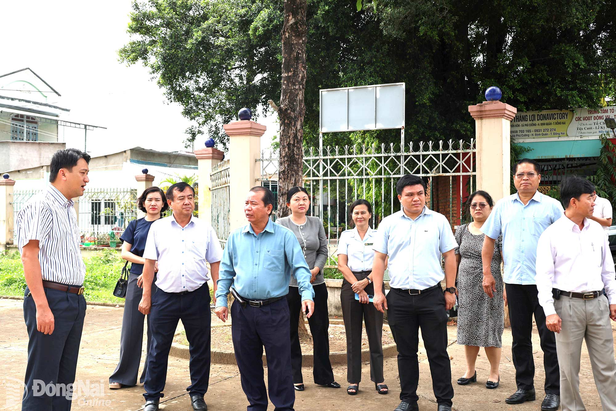 The survey team is conducting a field visit to Thong Nhat commune. Photo: Ho Thao