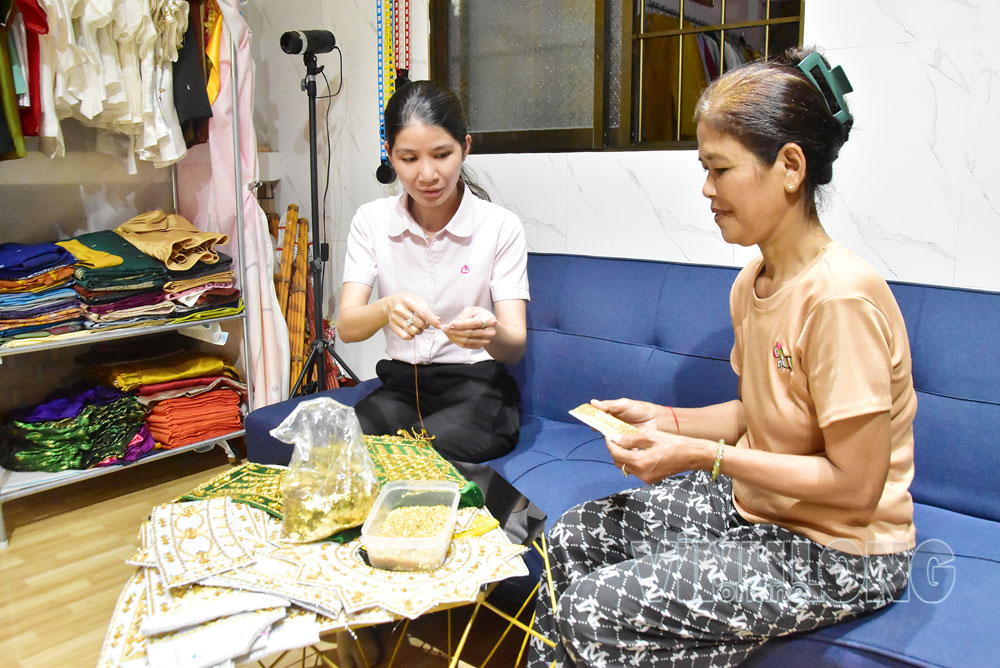 Ms. Kim Thi Chinh (on the right) is beading various types of belts for the traditional clothing of the Khmer people.