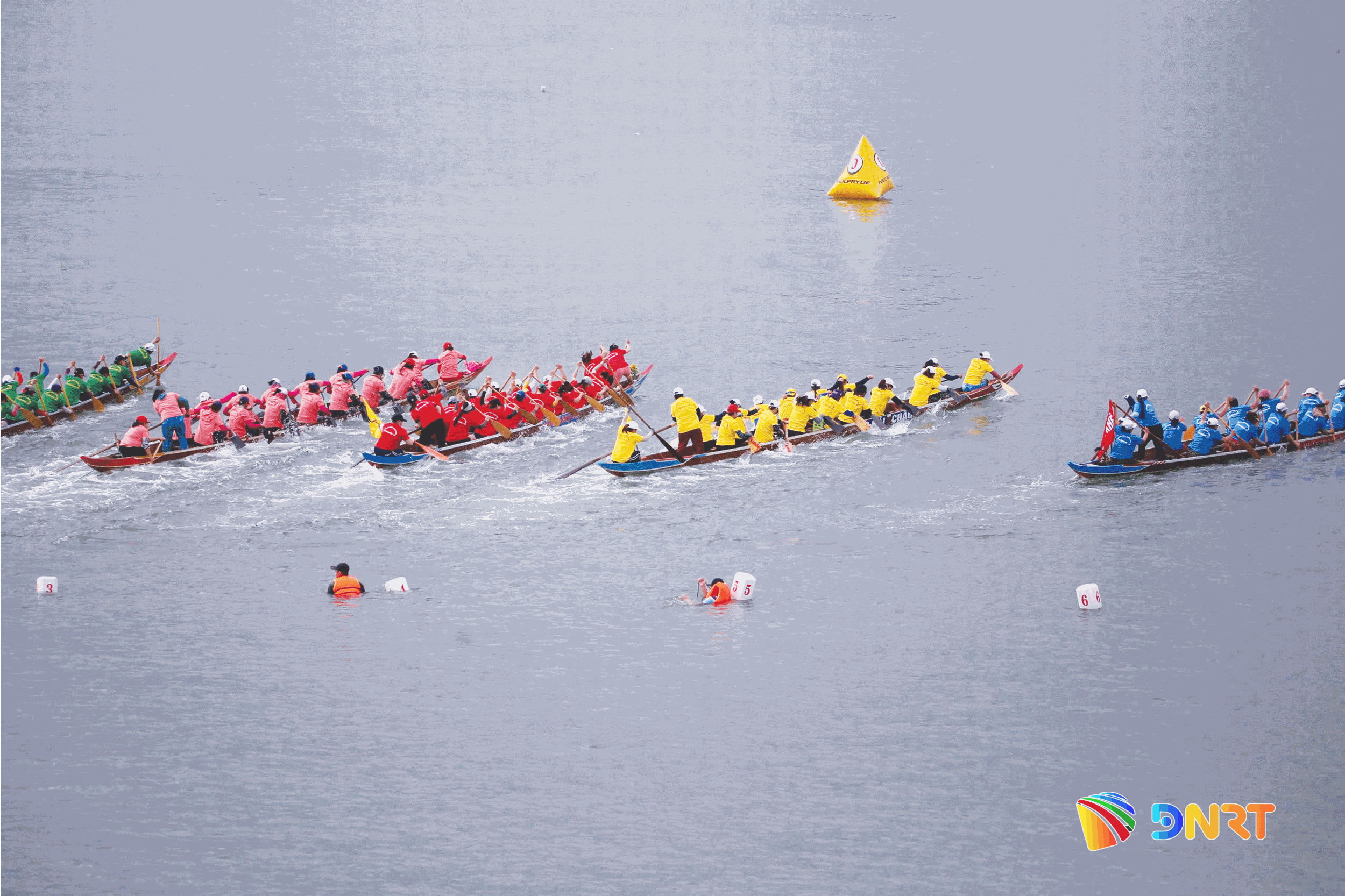 Den 30 augusti är Da Nang värd för den traditionella båtkappseglingen ...