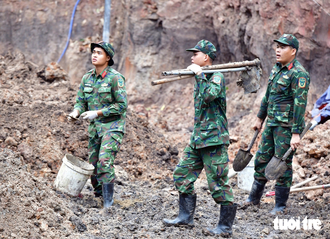 Young soldiers search for the remains of fallen soldiers in Le Thi ...