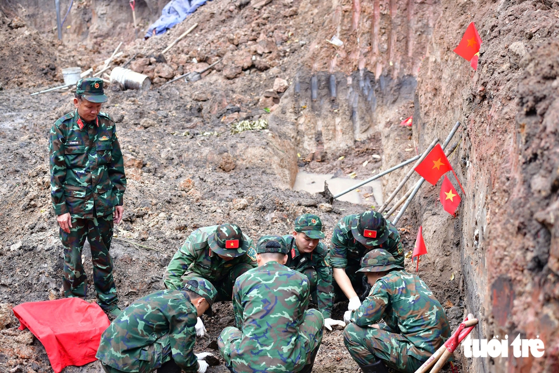 Young soldiers search for the remains of fallen soldiers in Le Thi ...