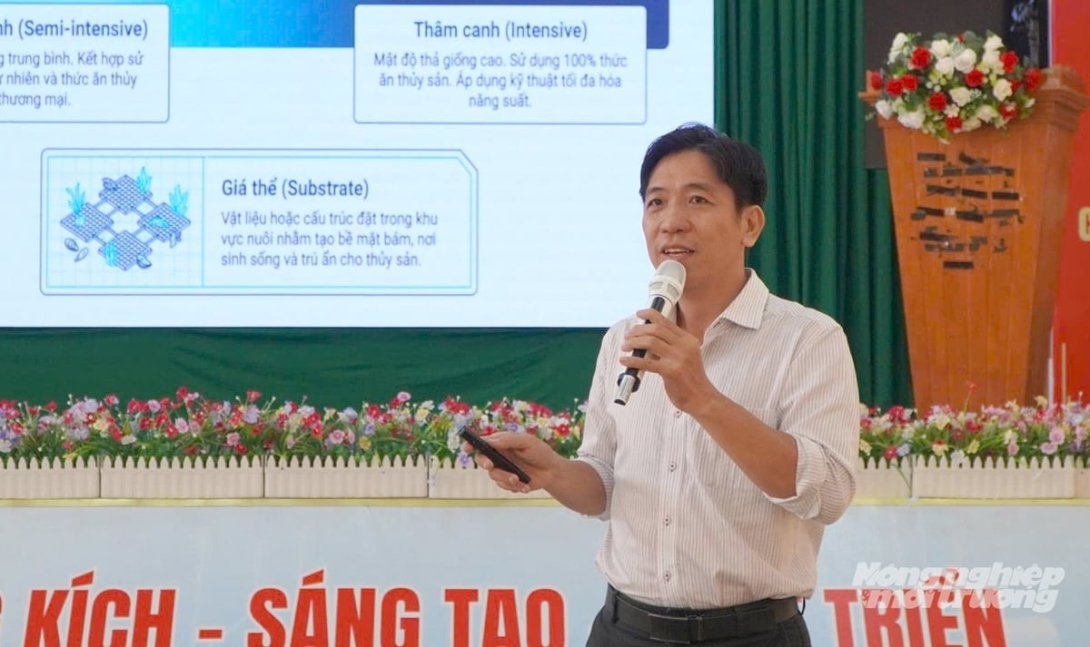 Ông Đinh Công Khánh trình bày các quy định về hình thức nuôi, điều kiện cơ sở nuôi và yêu cầu quản lý trong hoạt động nuôi trồng thủy sản. Ảnh: Lê Bình. Ông Đinh Công Khánh trình bày các quy định về hình thức nuôi, điều kiện cơ sở nuôi và yêu cầu quản lý trong hoạt động nuôi trồng thủy sản. Ảnh: Lê Bình.