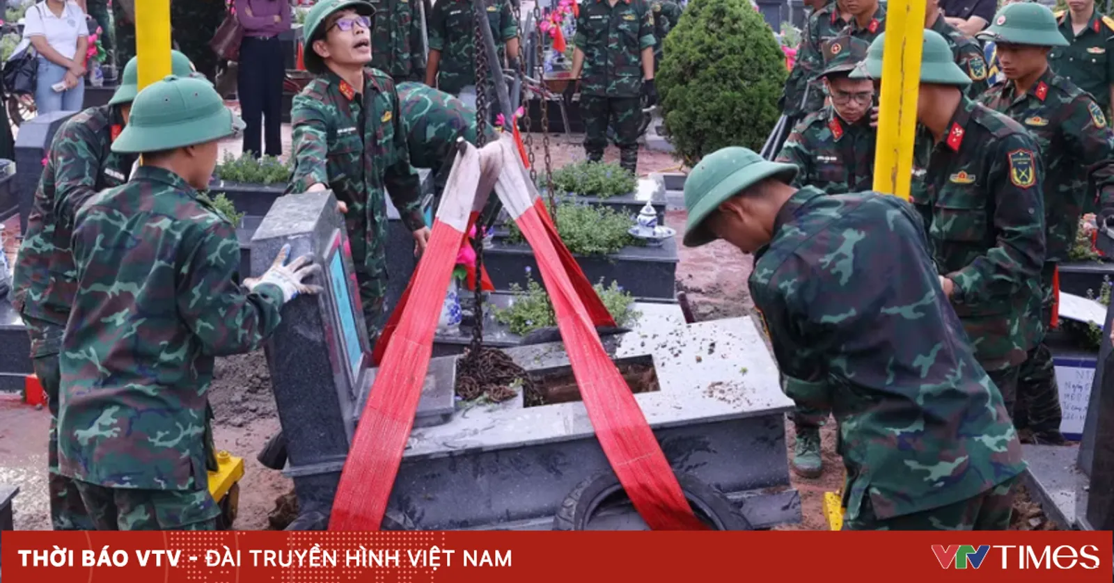 Hanoi samlar kvarlevor av fallna soldater på Mai Dich-kyrkogården.
