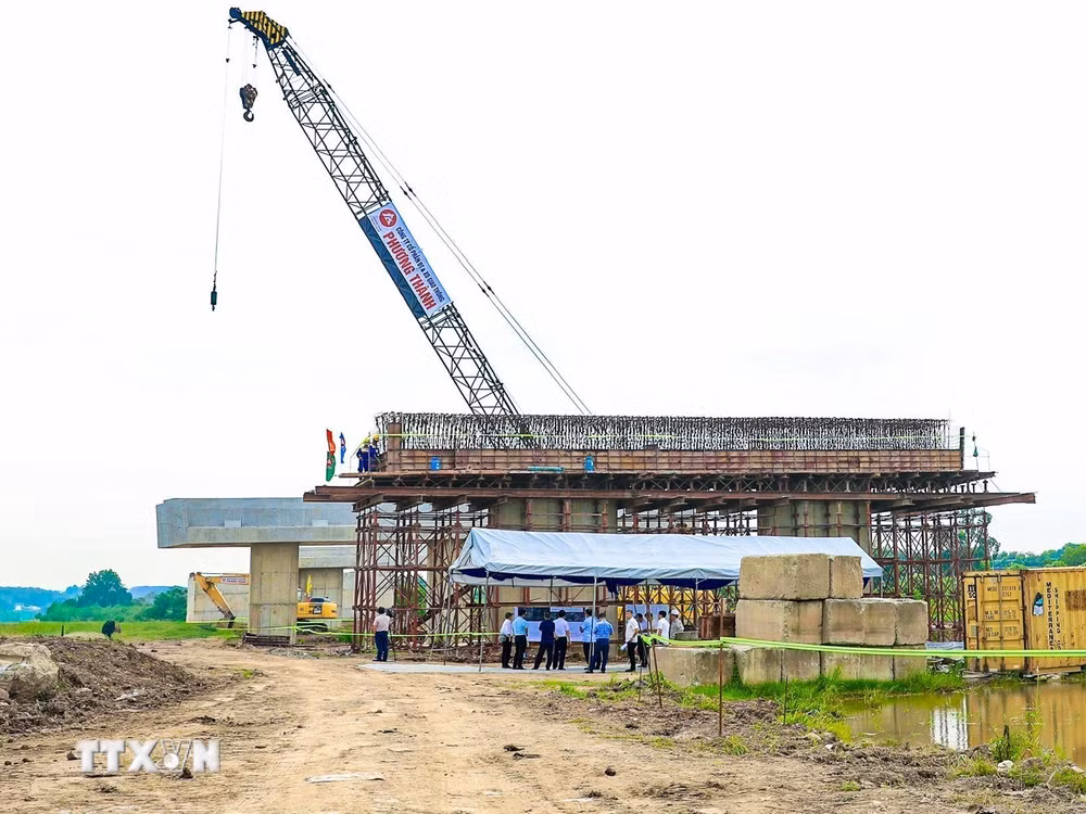 Hanoi Party Secretary urges acceleration of two key transportation projects in the southern part of the capital. Hanoi Party Secretary urges acceleration of two key transportation projects in the southern part of the capital.