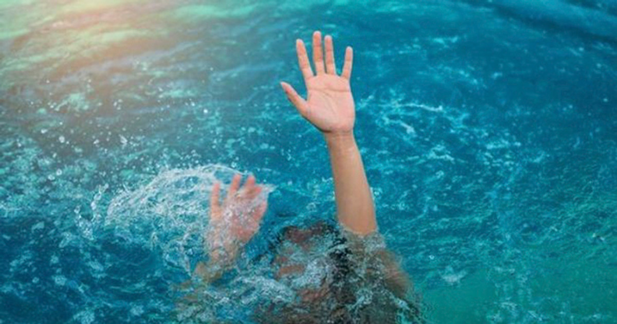 医師が子供を<b>水泳</b>に連れて行った際、溺水による心停止を起こした8歳の子供を救助した。