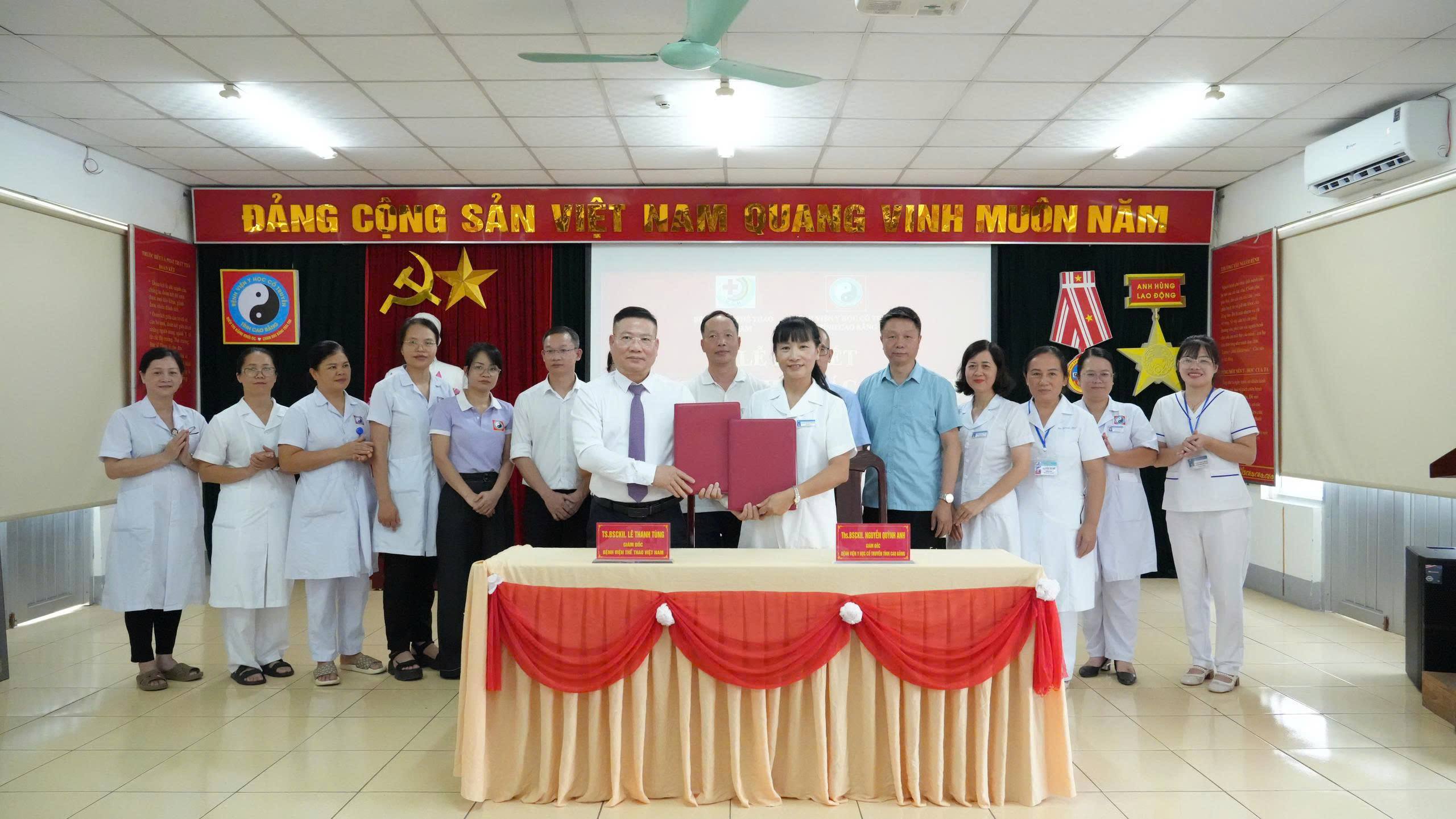 L’hôpital des sports du Vietnam, en collaboration avec l’hôpital provincial de médecine traditionnelle de Cao Bang, a dispensé des bilans de santé aux habitants de la province. L’hôpital des sports du Vietnam, en collaboration avec l’hôpital provincial de médecine traditionnelle de Cao Bang, a dispensé des bilans de santé aux habitants de la province.