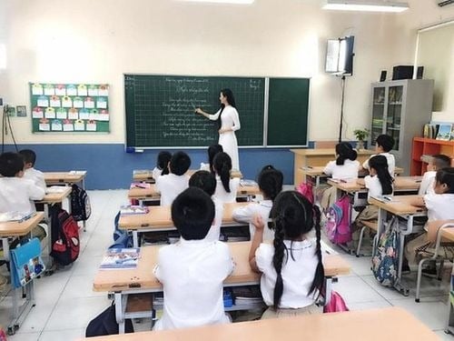 Vanaf 1 juli 2026 hoeven leraren geen examens meer af te leggen om hun beroepstitel te behouden.