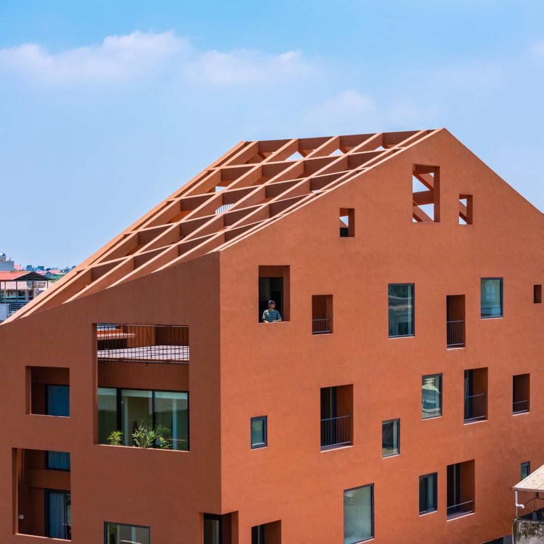 Flexible double-walled design for a '100-window' house in the outskirts