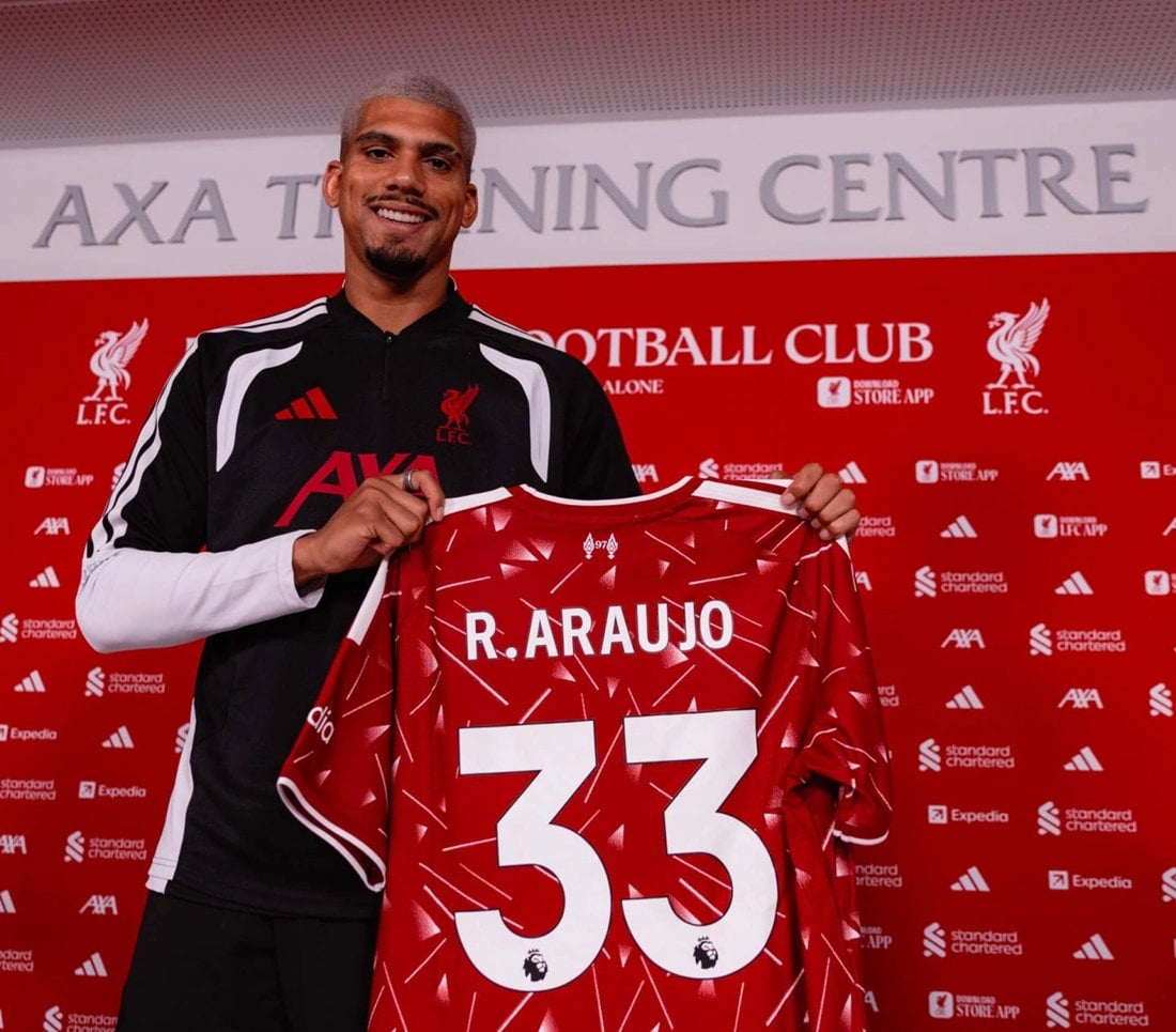 Ronald Araujo vestirá a camisa número 33 no Liverpool.
