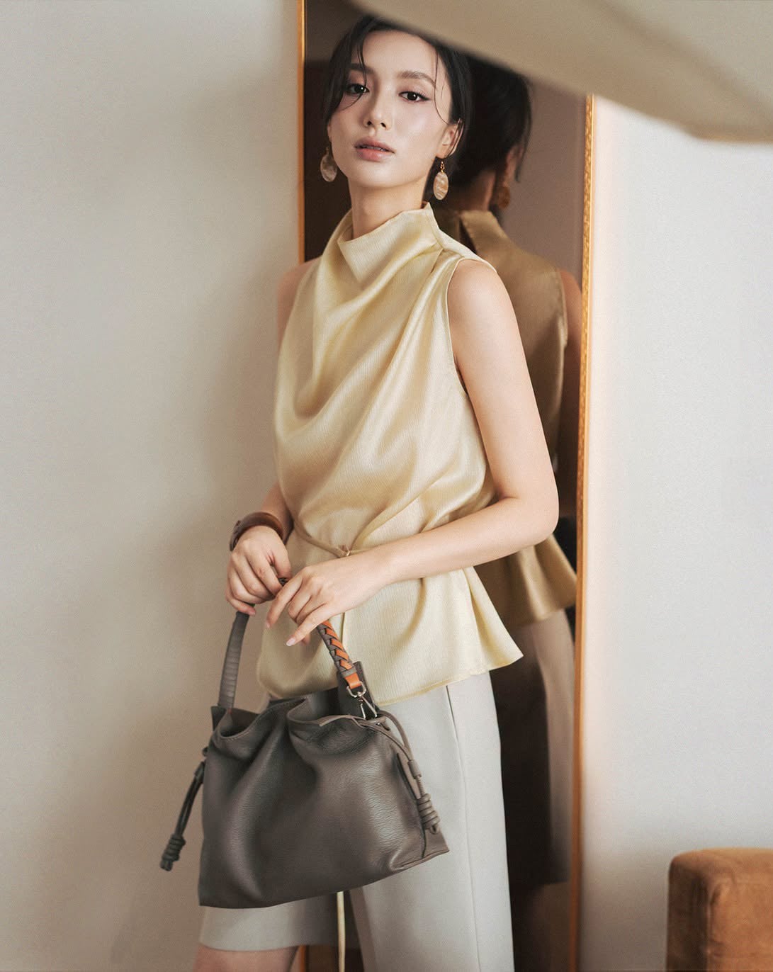 Diện áo lụa tôn dáng, tạo điểm nhấn riêng cho quý cô công sở - Ảnh 1.