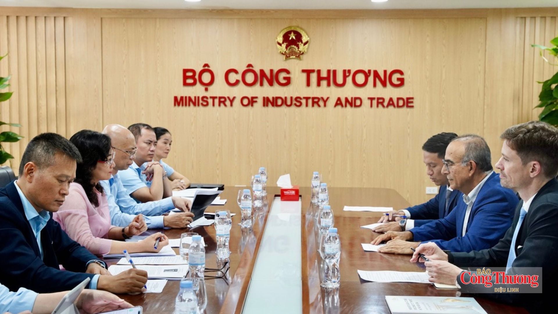Staatssecretaris Phan Thi Thang ontving en werkte samen met de delegatie van de Wereldorganisatie vo