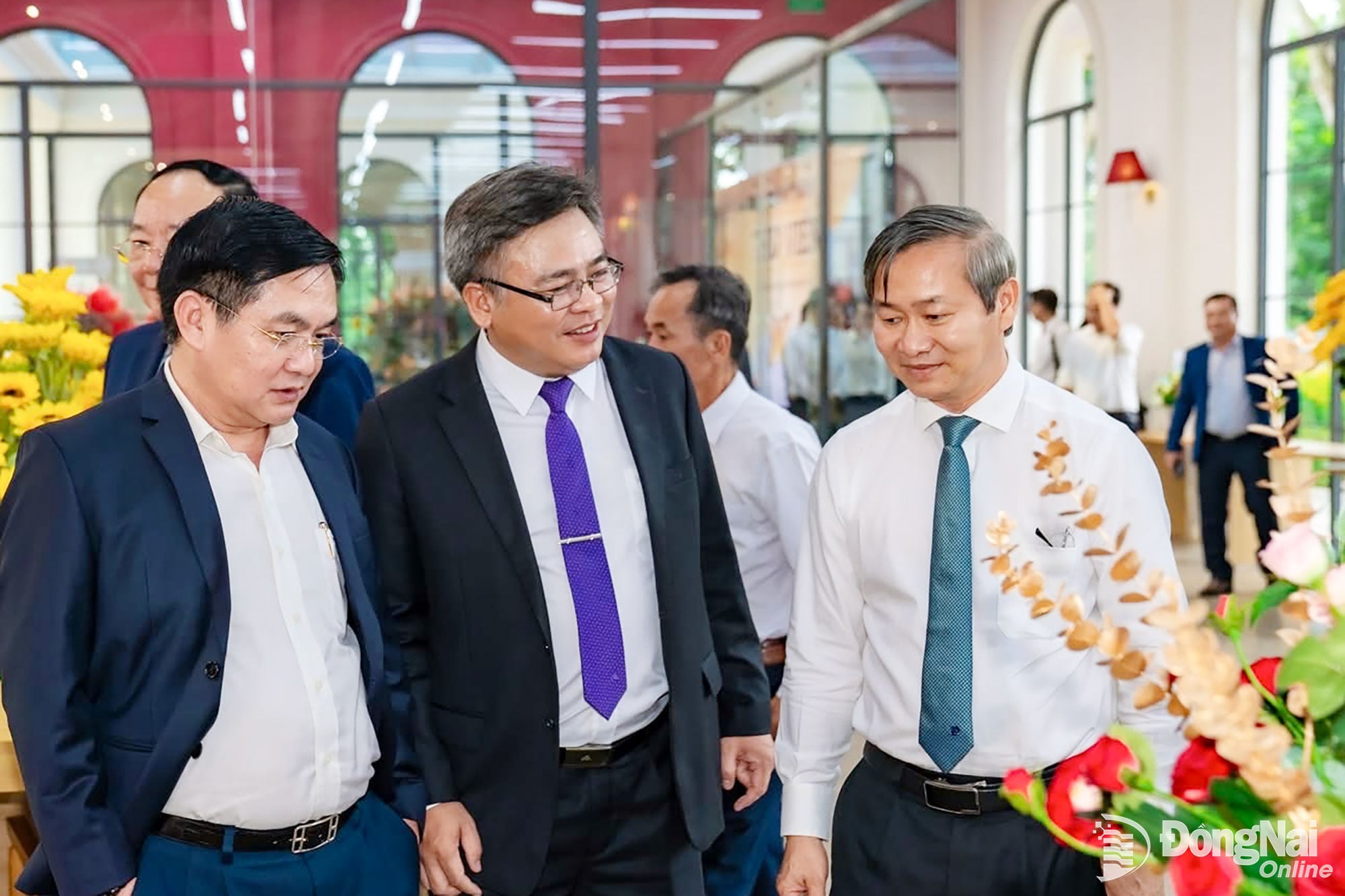 Cao Tiến Sỹ (à extrema direita), membro do Comitê do Partido da Cidade, Secretário do Comitê do Partido e Presidente do Conselho Popular do bairro de Dầu Giây, visita a biblioteca da escola. Foto: Công Nghĩa