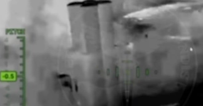 De video toont een Oekraïense drone die twee Russische S-400 raketlanceerders op de Krim neerhaalt.