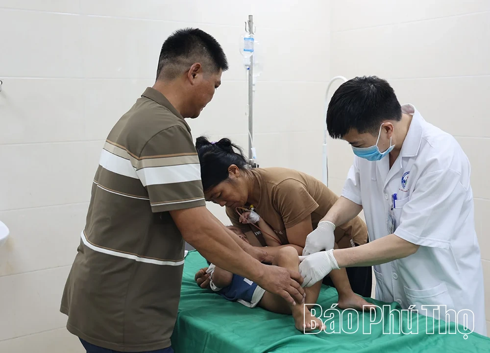 Rumah Sakit Umum Vinh Phuc berhasil mengobati seorang anak laki-laki berusia 2 tahun yang mengalami cedera penis.