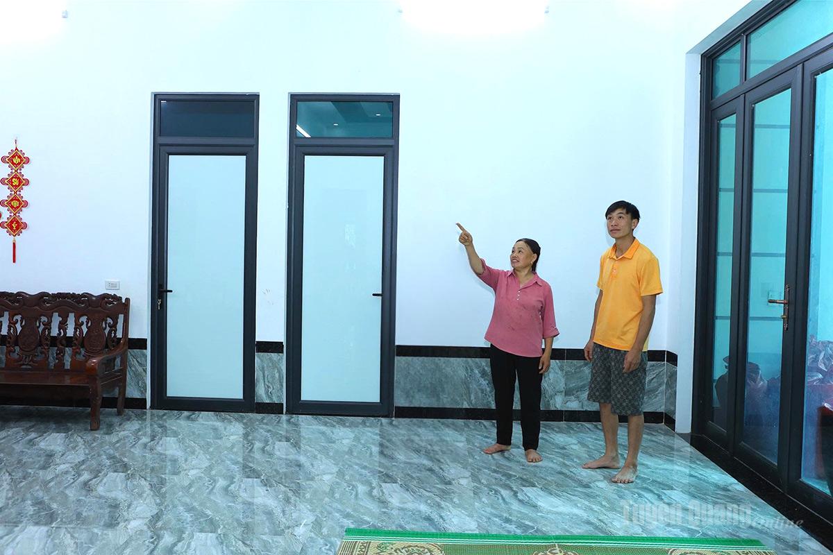 The family of Ms. Chúc Thị Sỷ, from Bản Cưởm village, has a more comfortable life thanks to their two children working abroad.