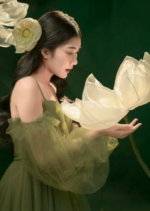 A trajetória de Linh Nhi na construção de sua marca pessoal nos campos da beleza, estilo de vida e moda.