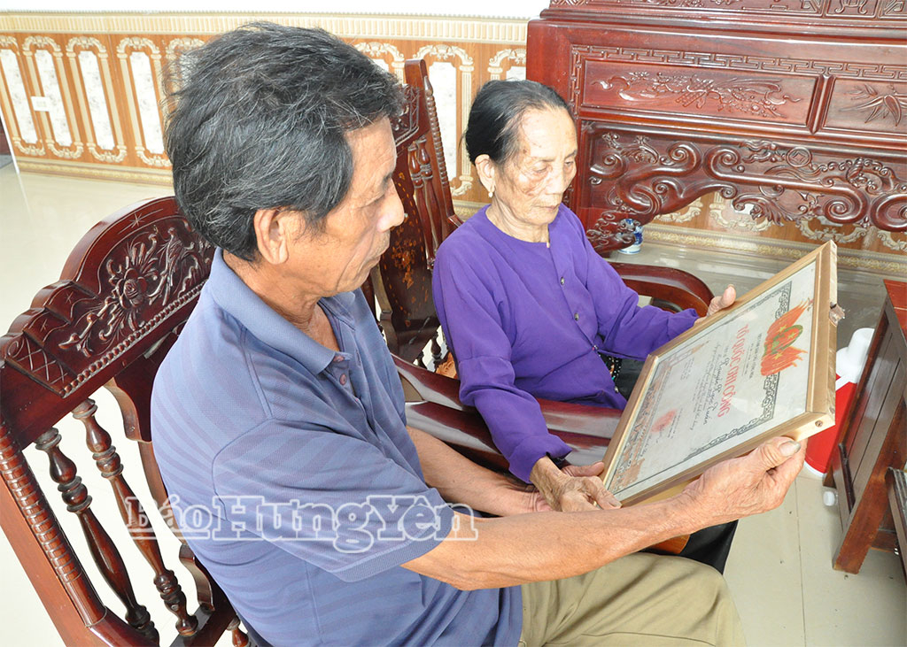 Mẹ Việt Nam anh hùng Phạm Thị Vấn (xã Tống Trân) cùng con trai xúc động xemlại Bằng “Tổ quốc ghi công” liệt sĩ Nguyễn Ngọc Tuấn.