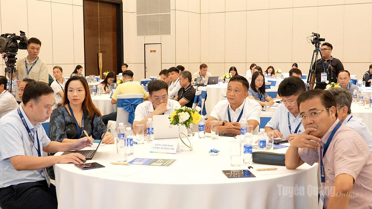 O camarada Tran Viet Tuyen, vice-diretor do jornal, rádio e televisão Tuyen Quang, participou do fórum.