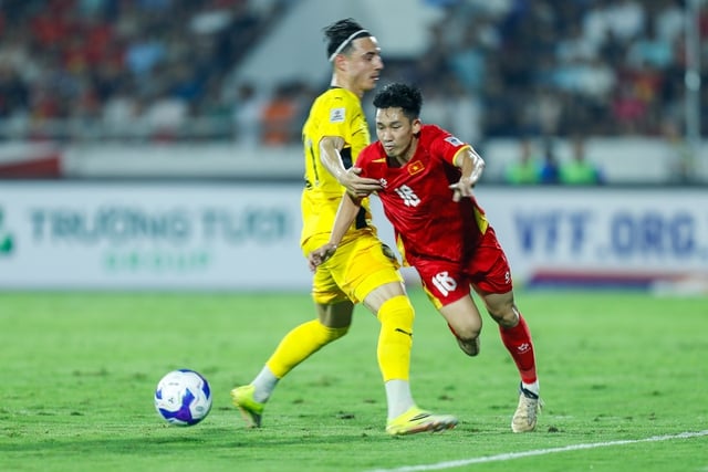 Phóng viên Malaysia hỏi xoáy về trận thua 4-0, thầy Kim đáp trả 4 Meramalkan perlawanan separuh akhir pertama antara Malaysia dan Vietnam: Masuk jauh ke dalam sarang 'Harimau'.
