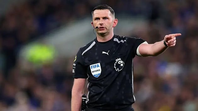 O árbitro Michael Oliver apitou a partida da Premier League inglesa.