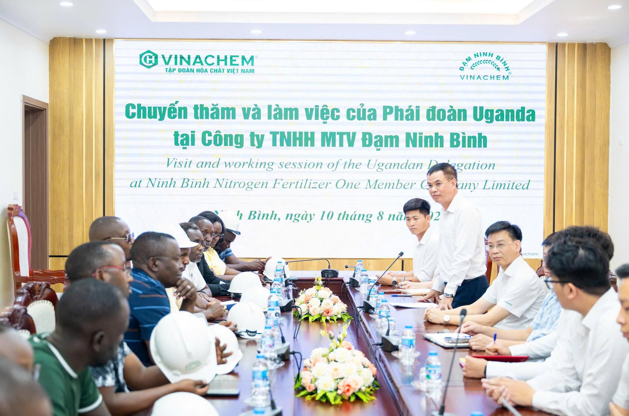 Delegação ugandesa visita instalações de produção de fertilizantes pertencentes a uma unidade da Vietnam Chemical Corporation.