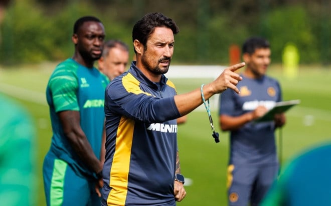 Plani i rindërtimit të Wolves nën drejtimin e trajnerit Cesar Peixoto synon të fitojë promovimin në Premier League. 2 Menaxheri Cesar Peixoto sjell një filozofi të re në Wolverhampton Wanderers.