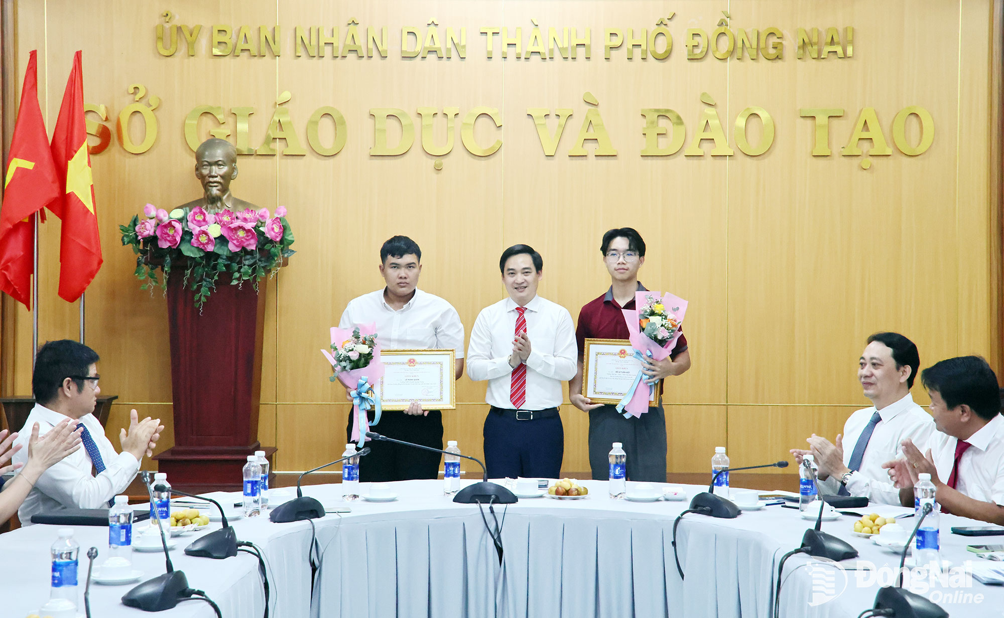 O Dr. Dang Anh Tuan, Diretor do Departamento de Educação e Formação, entrega certificados de reconhecimento a Do Le Tuan Kiet (à direita) e Le Minh Quan (à esquerda). Foto: Cong Nghia