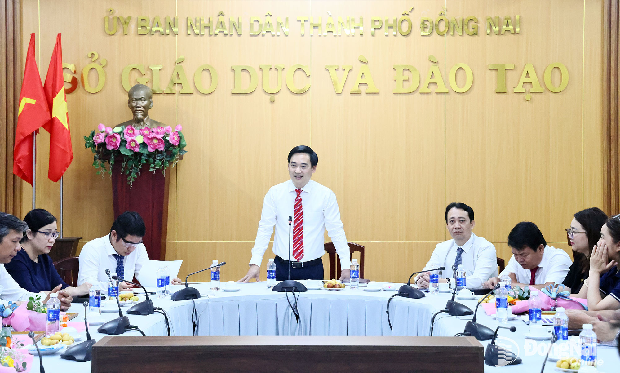 O Dr. Dang Anh Tuan, Diretor do Departamento de Educação e Formação, discursou na reunião para homenagear e premiar os alunos que ganharam prêmios internacionais. Foto: Cong Nghia