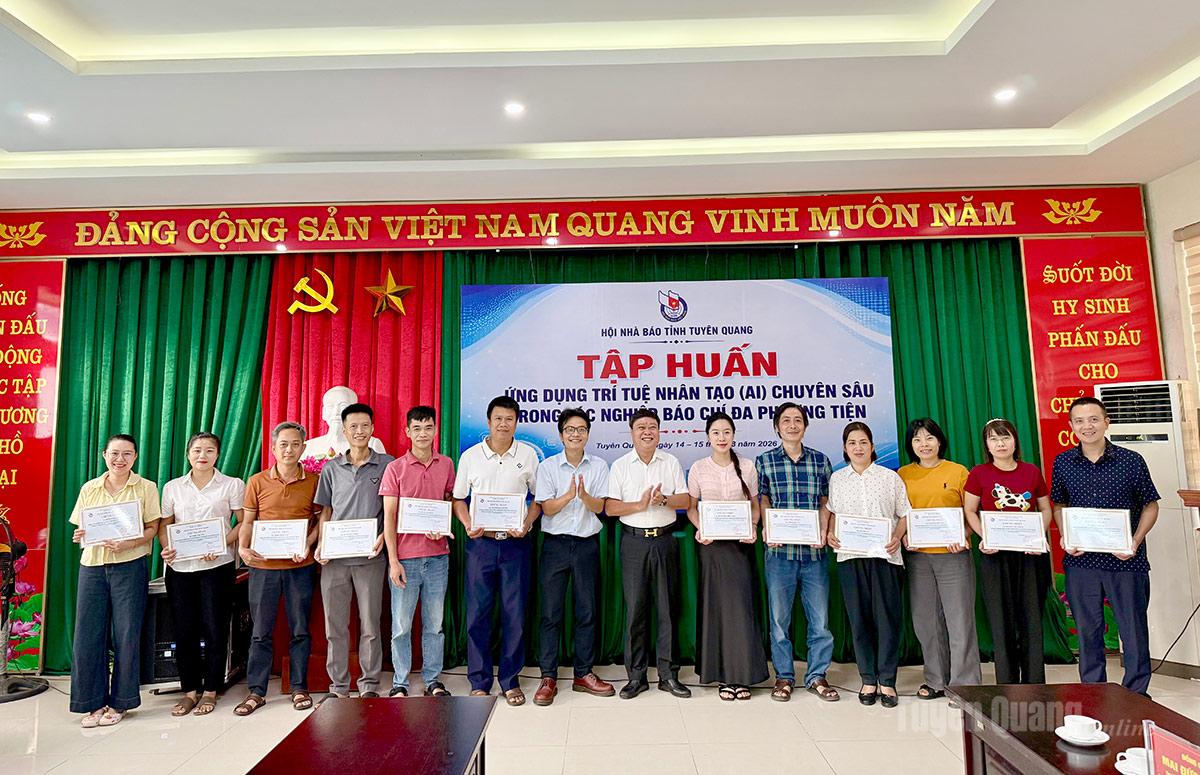 O camarada Mai Duc Thong, membro do Comitê Provincial do Partido, diretor do jornal, rádio e televisão Tuyen Quang, presidente da Associação Provincial de Jornalistas, e o Dr. Luong Dong Son, professor da Academia de Jornalismo e Comunicação, entregaram certificados aos formandos.