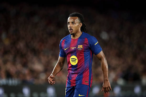 Jules Koundé impressionou jogando pelo Barcelona. Foto: Getty Images