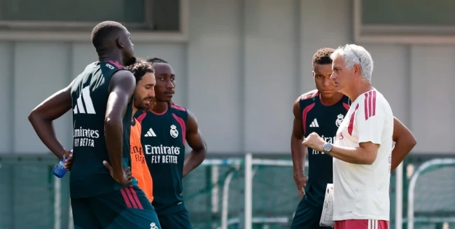 Mourinho enfrenta o desafio de integrar os novos contratados à equipe.